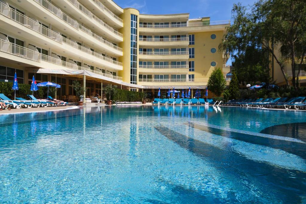 阳光海滩Hotel Wela - Premium All Inclusive的酒店前的游泳池