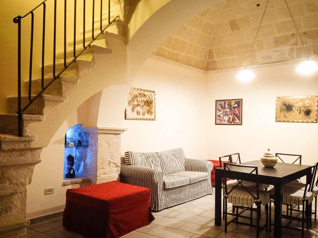 圣埃拉莫因科莱Suite Home La Chianca的带沙发和桌子的客厅以及楼梯