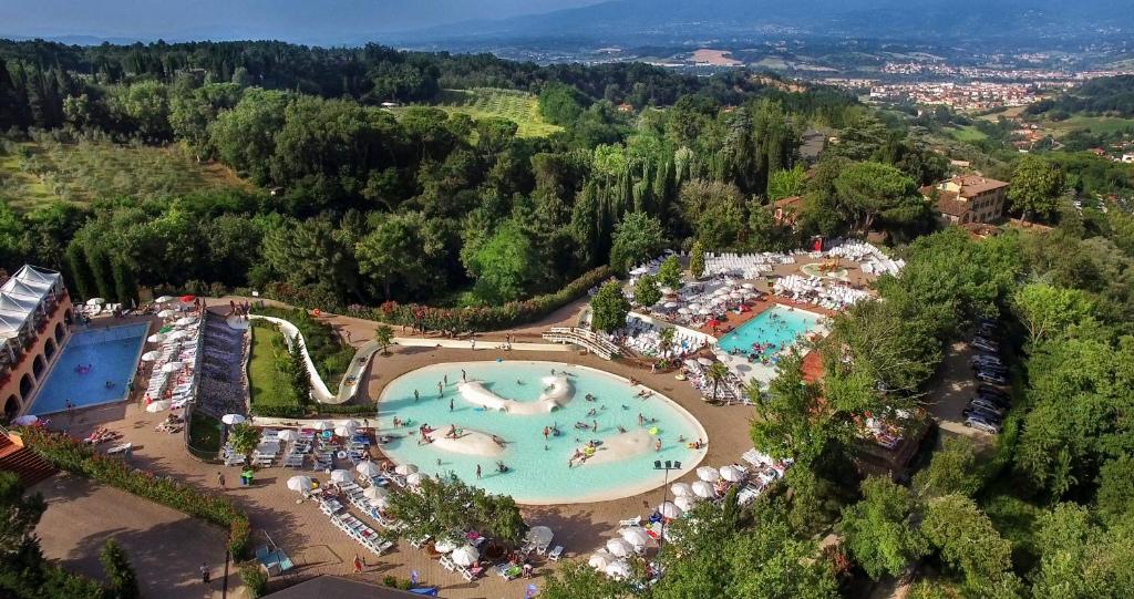 菲利内瓦尔达诺hu Norcenni Girasole village的享有度假村大型游泳池的顶部景致