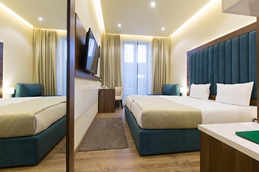 贝尔格莱德格尼玛库赛酒店的一间酒店客房,设有两张床和电视