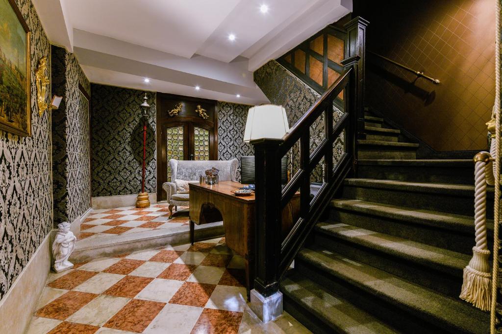 威尼斯埃尔凯鲁比尼旅馆的楼梯,位于一个有 ⁇ 形地板的房间