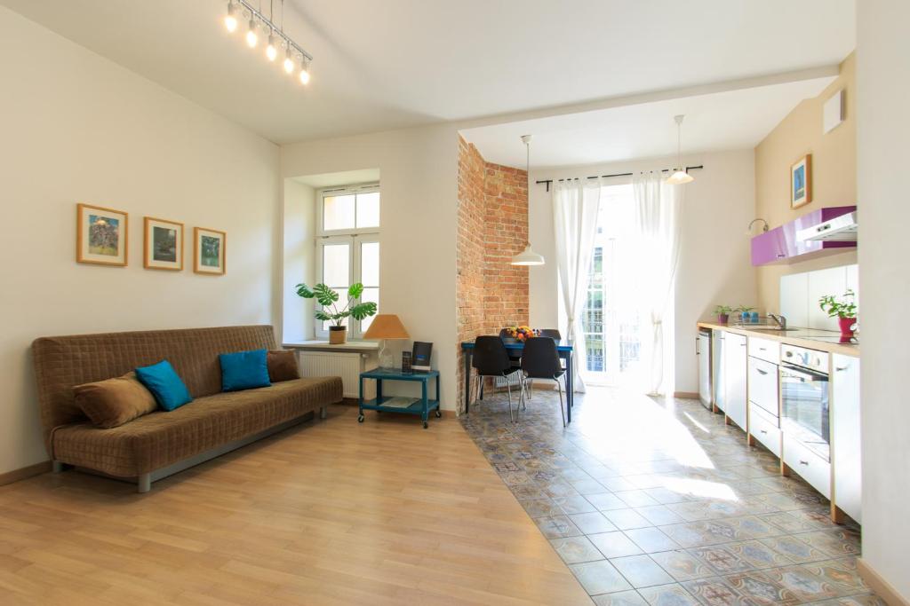 华沙Rental Apartments Wilcza的客厅配有沙发和桌子