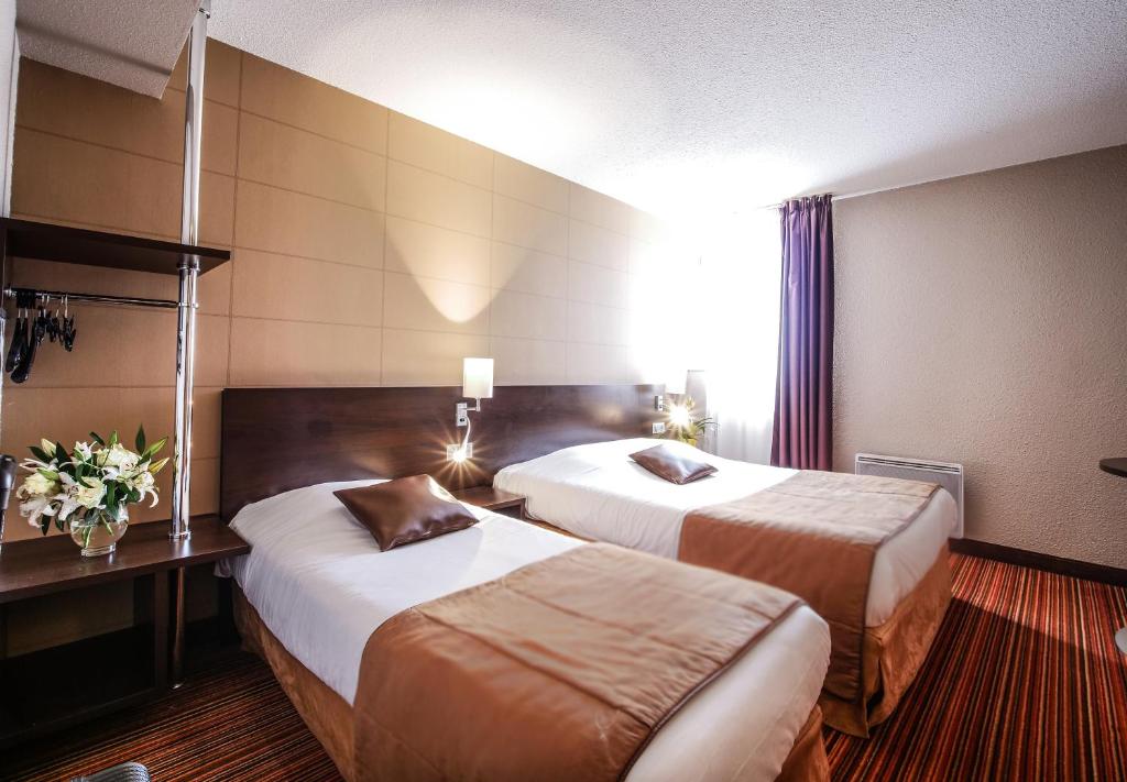 朗格勒朗格尔诺沃设计酒店的酒店客房设有两张床和窗户。