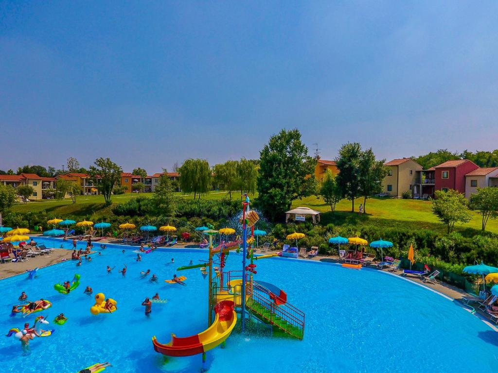 卡斯特努沃德加尔达贝维德雷乡村酒店的一座大型游泳池,那里有人和一个水上公园