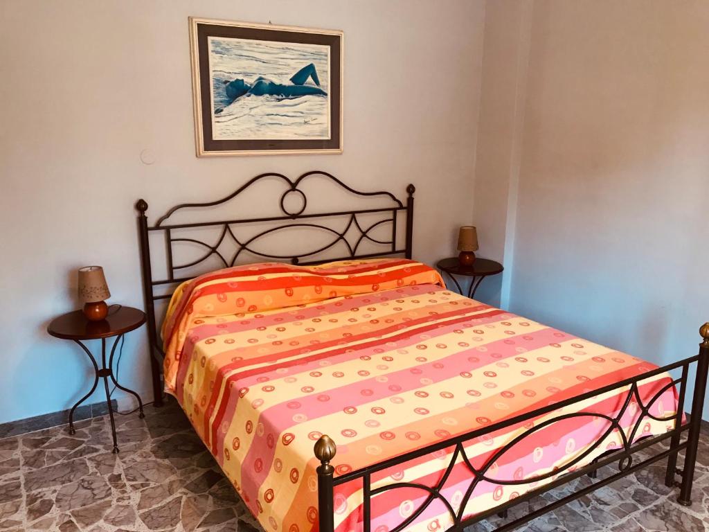 加埃塔Lions Residence的卧室内的一张床位,带2个床头柜