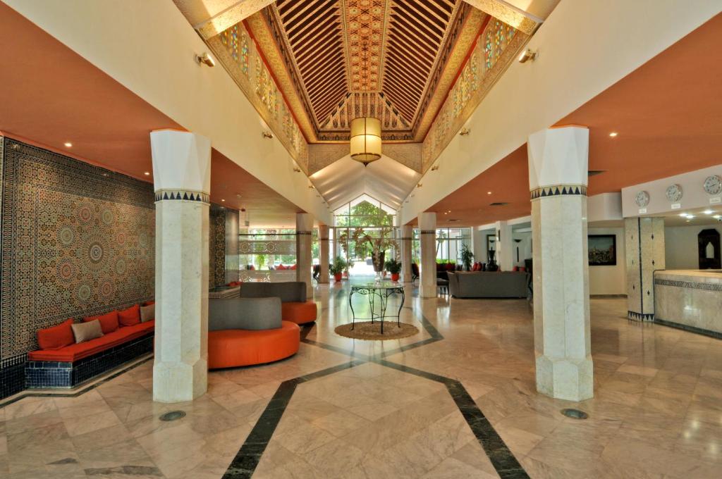非斯瓦卢比利斯酒店的酒店大堂设有橙色家具和天花板