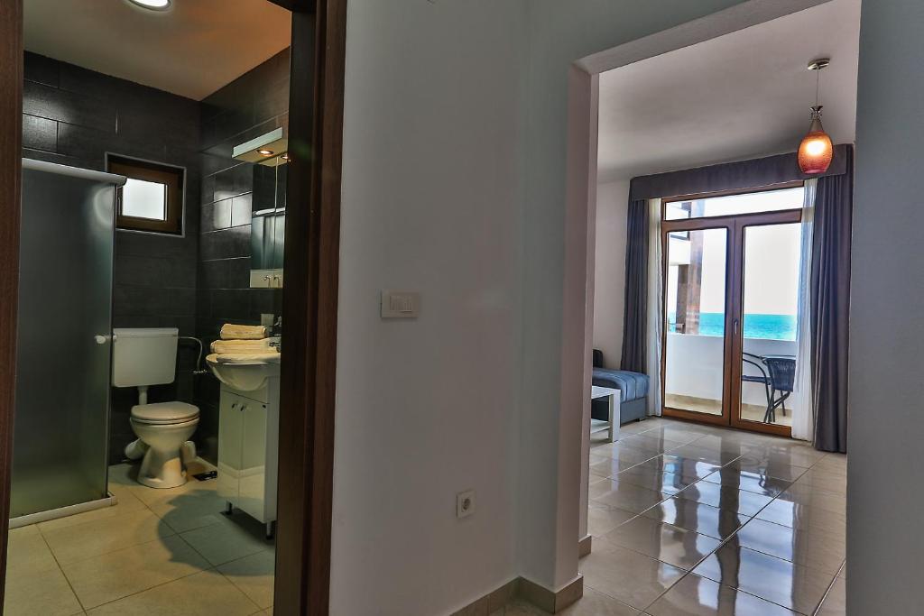 多布拉沃达Apartments Sidro的一间带卫生间的浴室,享有海景