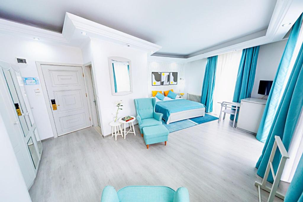 布加勒斯特放松舒适套房酒店的客厅配有蓝色的沙发和桌子