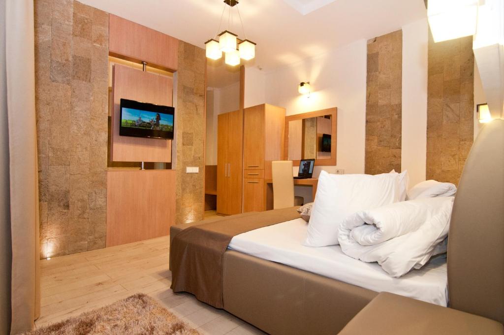 克卢日-纳波卡便捷酒店的一间卧室配有带白色枕头的床