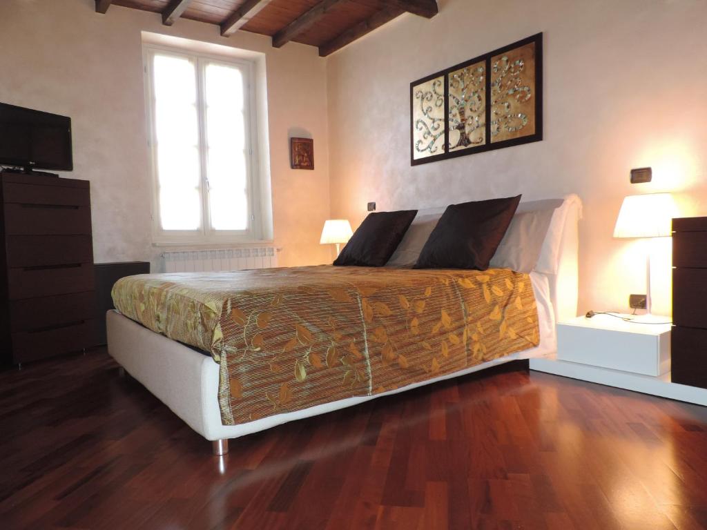 瓦雷泽Feeling at Home - Varese Apartment的一间卧室设有一张大床和一个窗户。