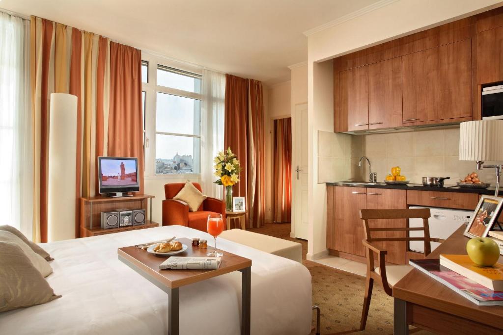 巴黎巴黎馨塔迪圣日耳曼德佩区酒店的酒店客房设有床和客厅。