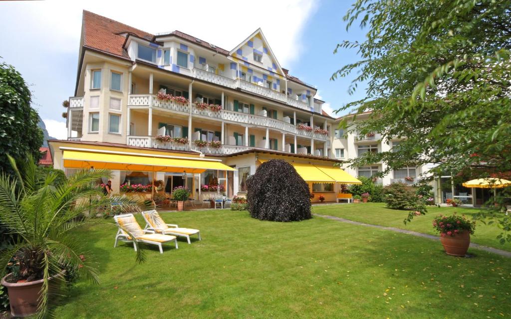 加尔米施-帕滕基兴维特尔斯巴赫尔瑞诗高级酒店的庭院里设有椅子的大型酒店