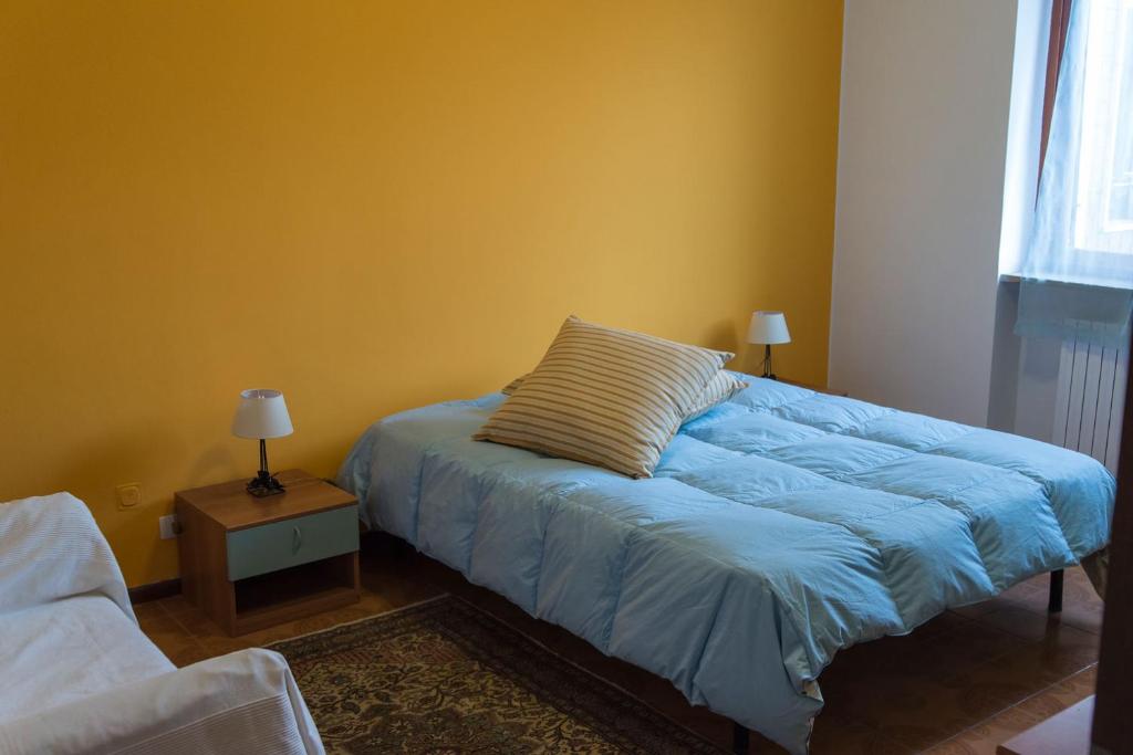 亚历山德里亚Luminoso bilocale的一间卧室配有一张蓝色的床,上面有枕头