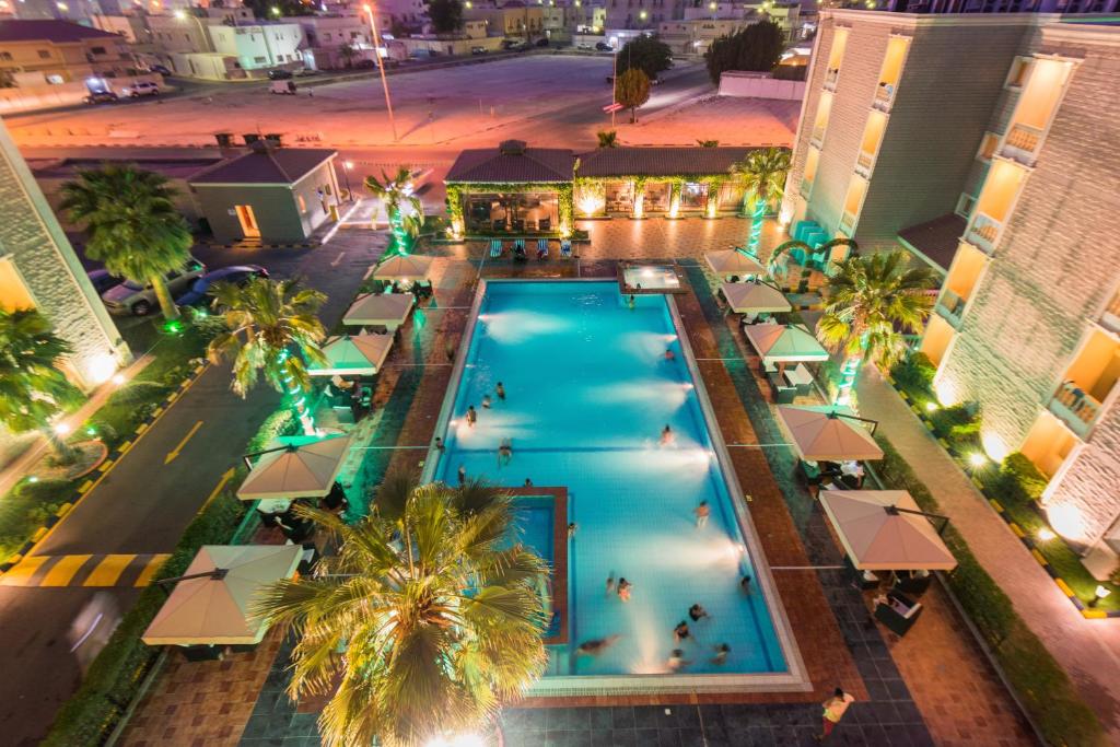 阿可贺巴布杜尔花园度假酒店的享有游泳池的顶部景色