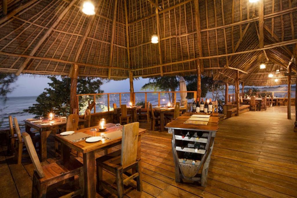 The Island - Pongwe Lodge餐厅或其他用餐的地方