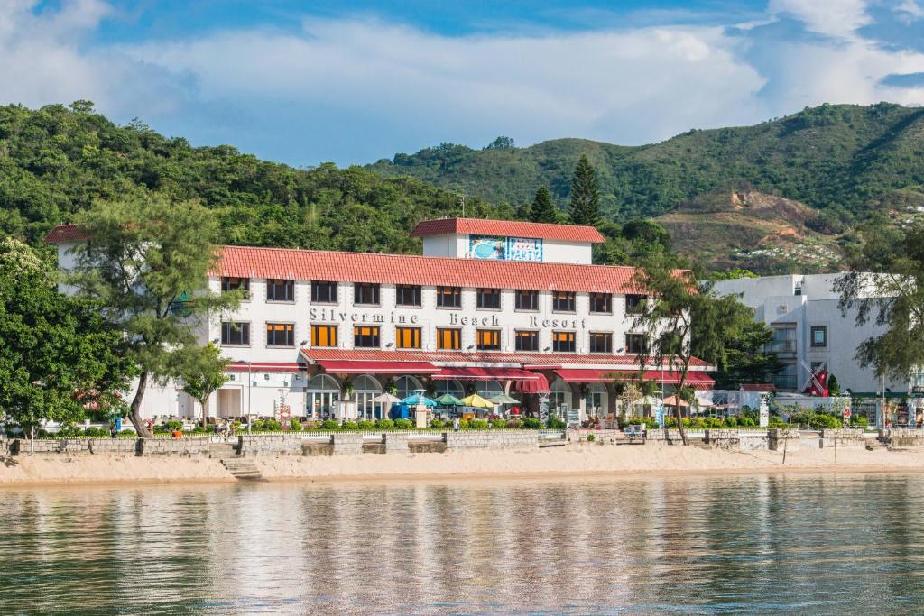 香港银矿湾渡假酒店的海滩上的一座建筑,靠近一片水域