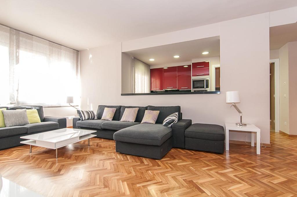 巴塞罗那维夫拉亭迪亚戈奈尔公寓的客厅配有沙发和桌子
