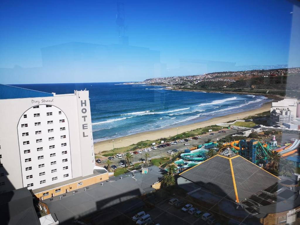 莫塞尔湾Vista Bonita Apartments的享有酒店和海滩的景致。