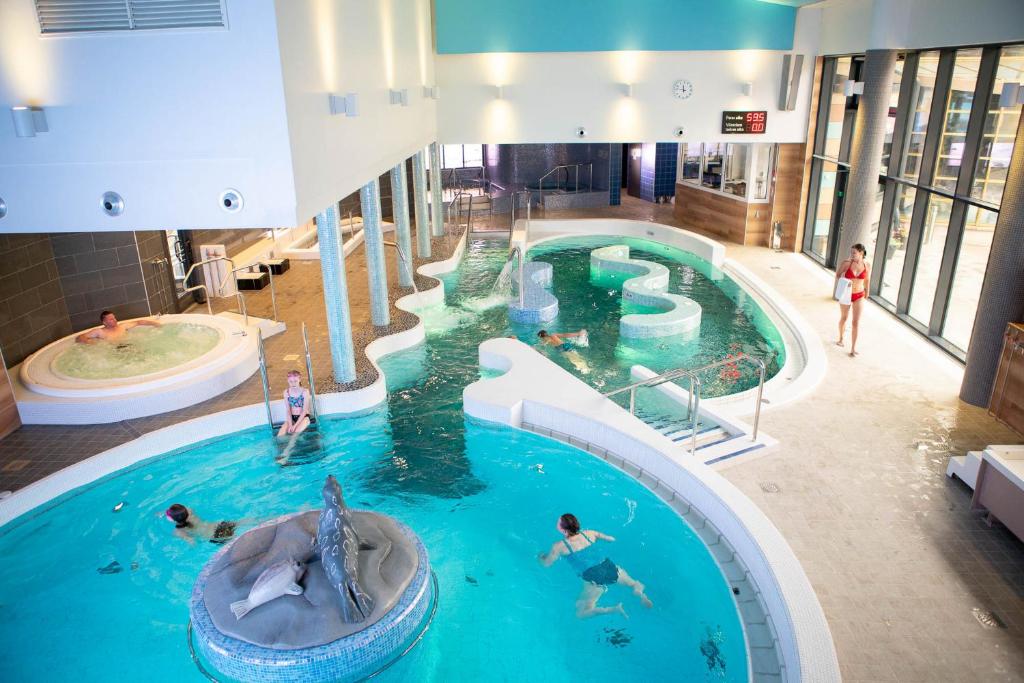 伊马特拉依玛卡布拉芬兰地亚水疗酒店的一座游泳池,里面的人游泳