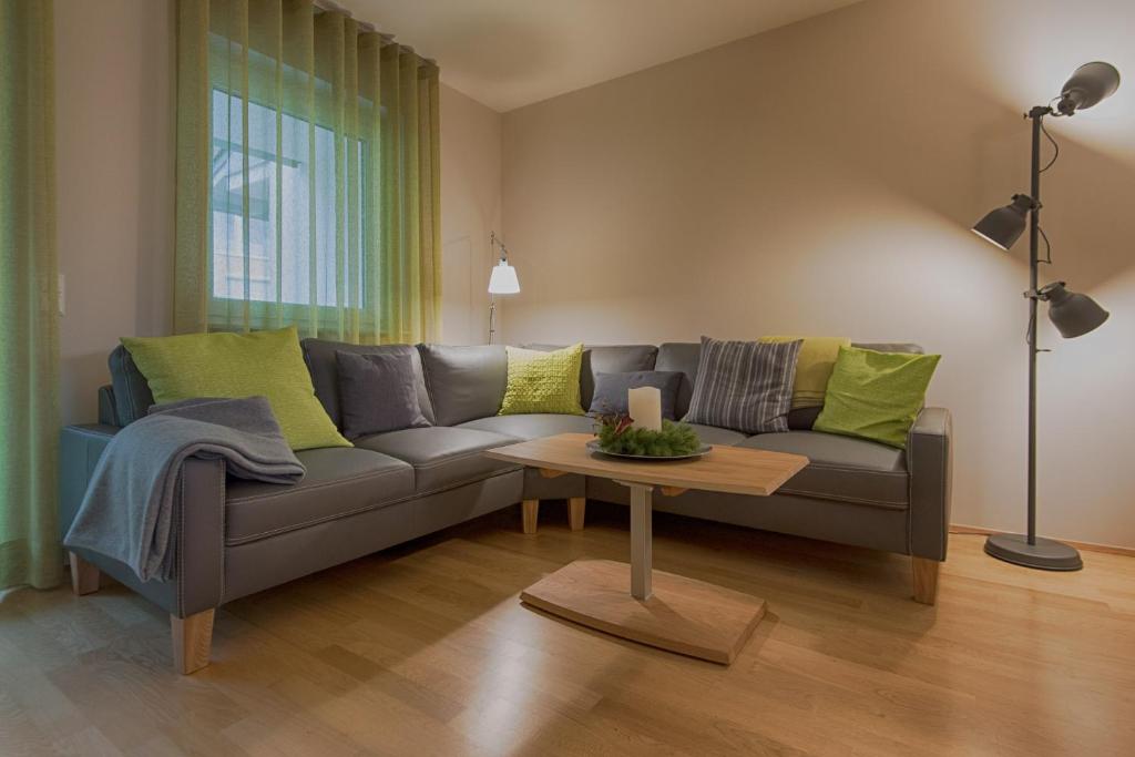 上施陶芬FeWo "Staufen Lodge" Oberstaufen的客厅配有沙发和桌子