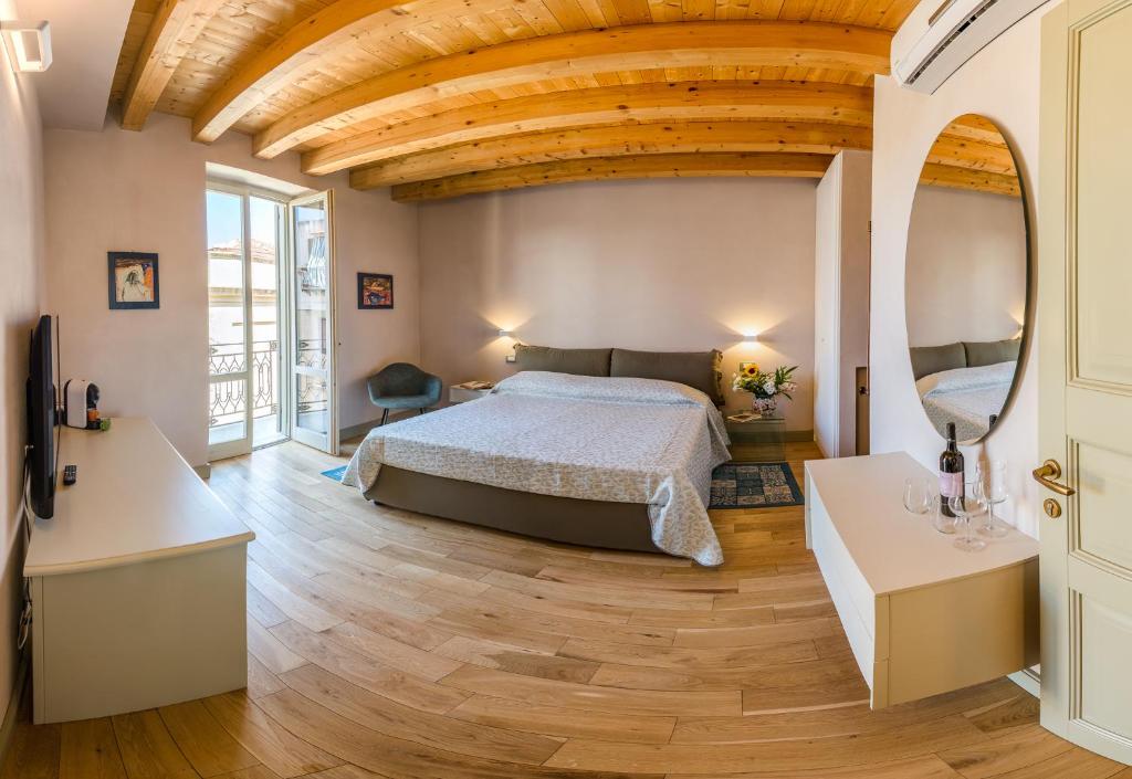 夏卡Cantine De Gregorio Suites的一间卧室设有一张床和木制天花板