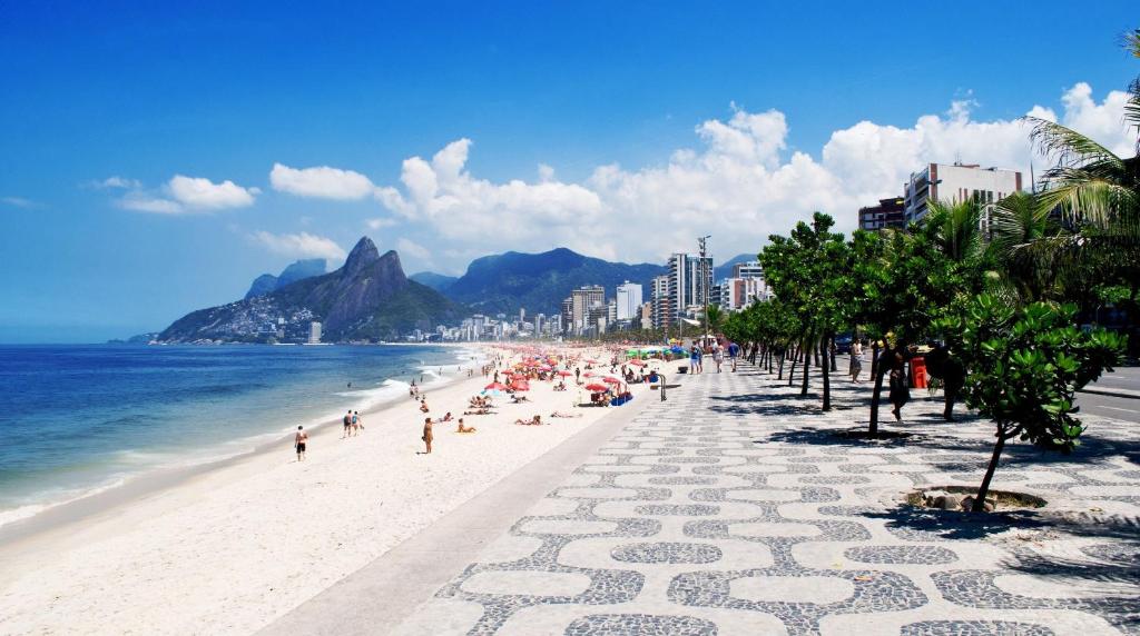 里约热内卢CLH Suites Domingos Ferreira的一片人满为患的海滩和海洋