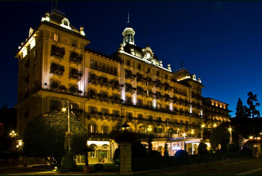 斯特雷萨Grand Hotel des Iles Borromées & SPA的一座带灯光的大型夜间建筑