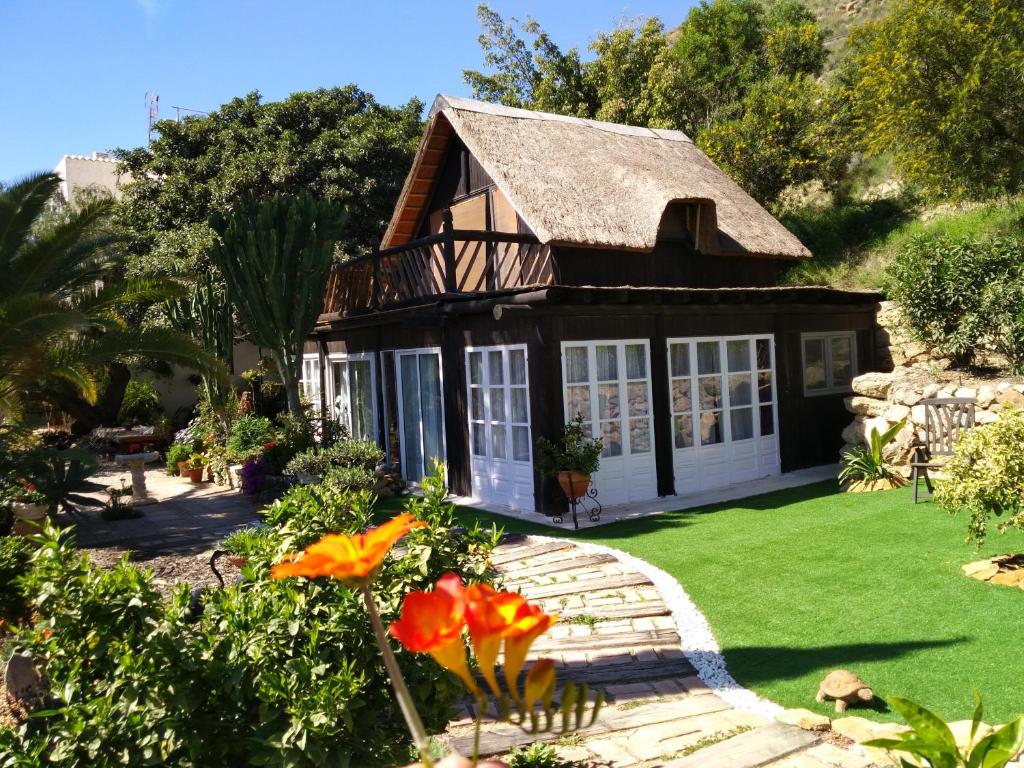 图雷El Jardín de las Hadas的一座小房子,带鲜花的绿色庭院