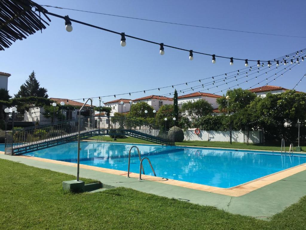 扎弗拉Apartamentos Atalayas Extremadura的一座带桥梁的大型蓝色游泳池