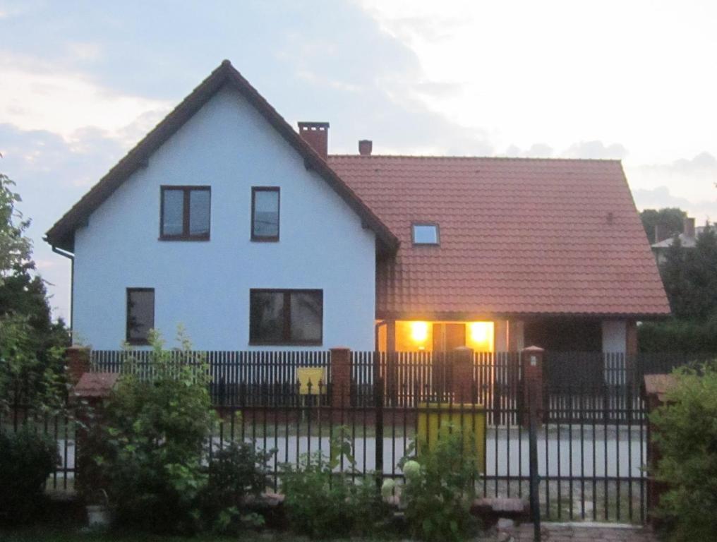 Miedziana GóraNoclegi na Spokojnej的前面有栅栏的白色房子