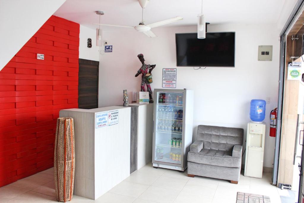 萨利纳斯Maluva的一间设有冰箱和墙上电视的客房