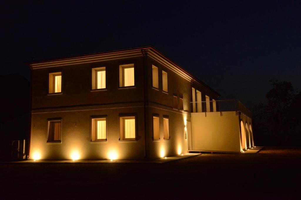 Villa EstenseCa' Vascon Alloggio Agrituristico的夜晚点亮的房屋,灯火在里面
