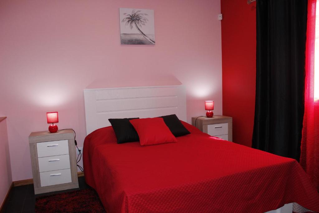 坎普自由鎮Vila Centro的一间卧室配有红色的床和2个床头柜