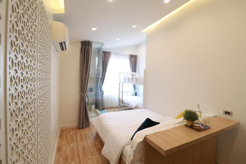 The LOL Elephant Hostel客房内的一张或多张床位