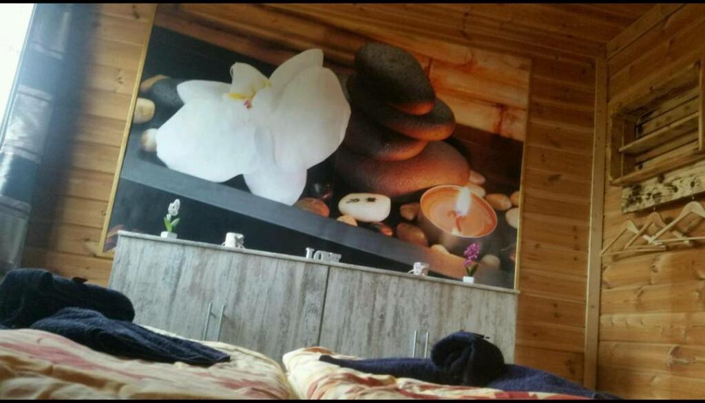 SehlenFerienwohnung“puutalossa“的一间卧室配有一张床和一个蘑菇架