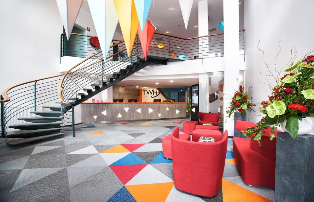 林茨塔昂斯世界朵纳维尔酒店的大堂设有楼梯和色彩缤纷的地板