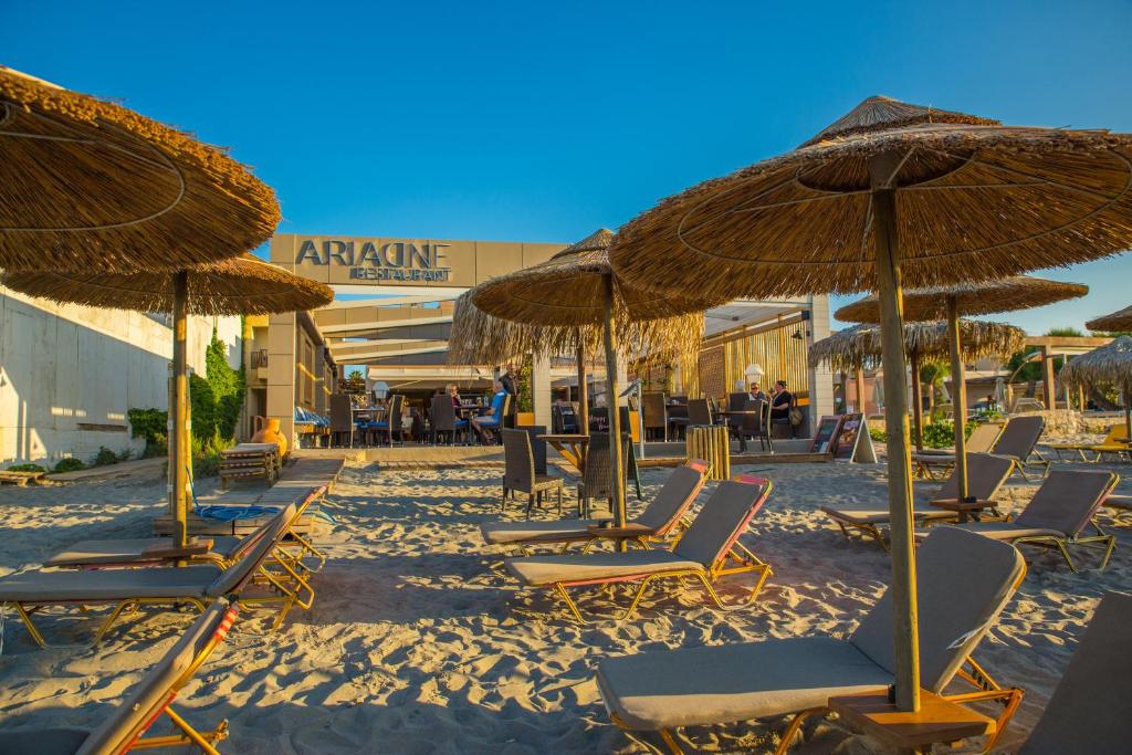 普拉塔尼亚斯Ariadne Beach的海滩上的一组椅子和遮阳伞