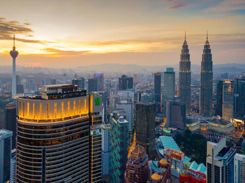 吉隆坡吉隆坡悦榕庄酒店的享有城市天际线和高楼的景色