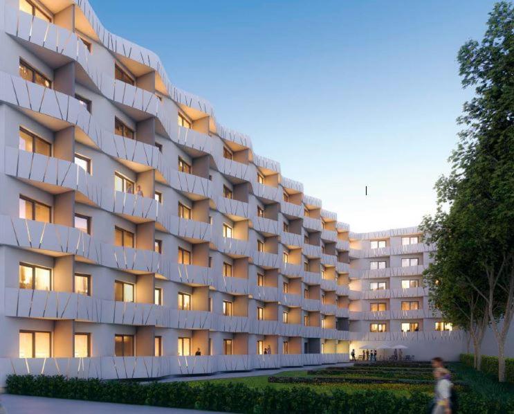 慕尼黑Munich Apartment的旁边带阳台的建筑