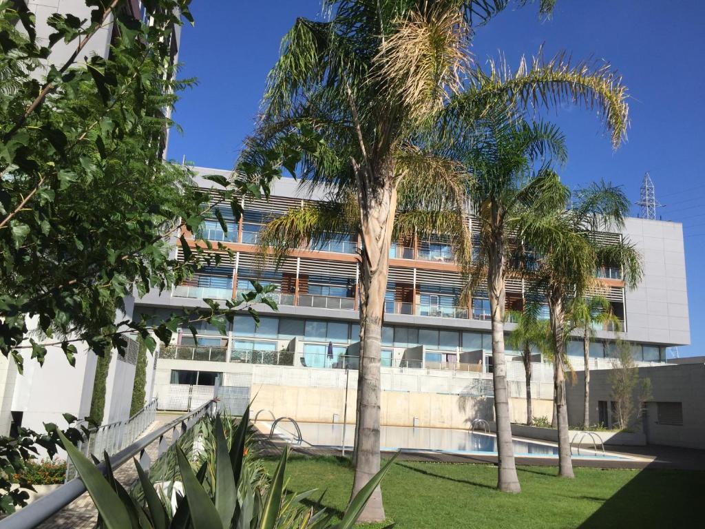 ChirivellaLoft with terrace 24m2, swimming pool and garage的一座棕榈树建筑