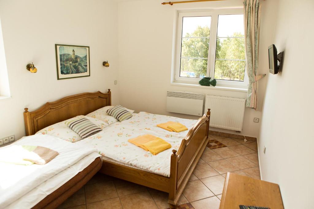 济维科夫斯科波德拉迪皮沃夫斯基德弗尔茨维科夫酒店的一间卧室设有一张床和一个窗口