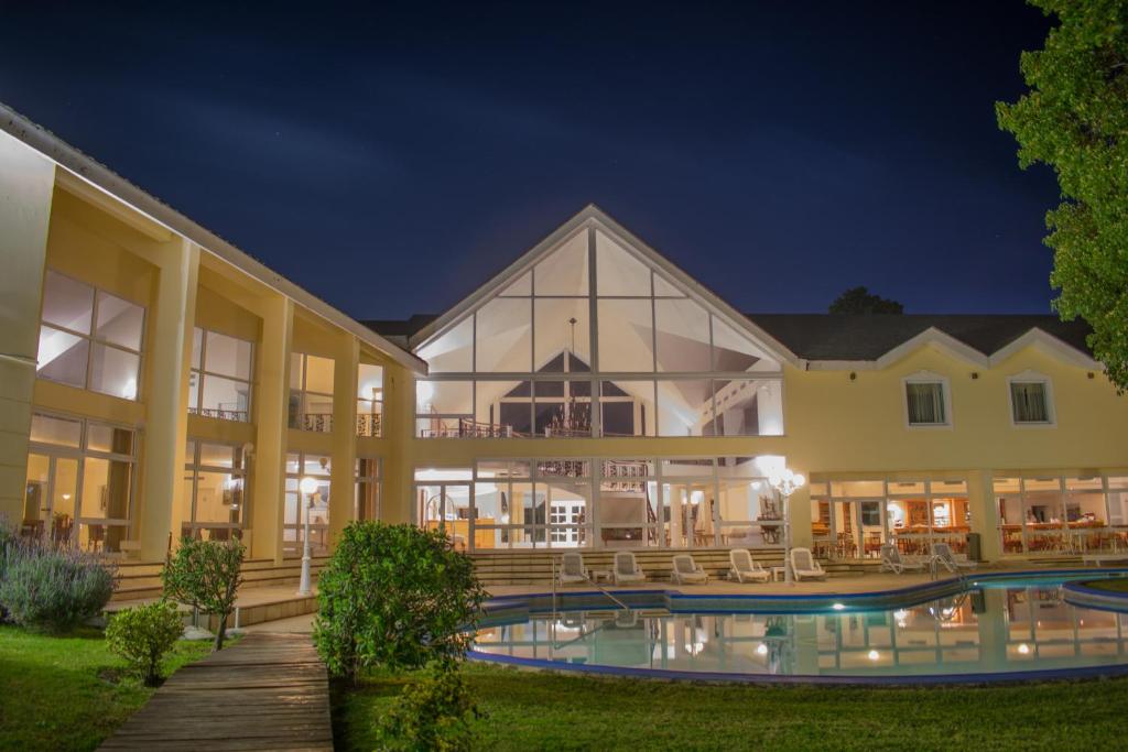埃斯特角城让克莱维尔斯公园酒店的一座在晚上设有游泳池的大房子