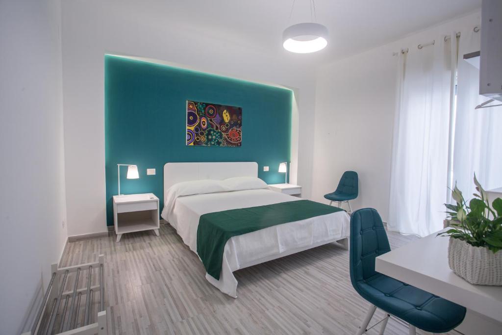 墨西拿B&B al Centro的一间卧室设有一张床和蓝色的墙壁