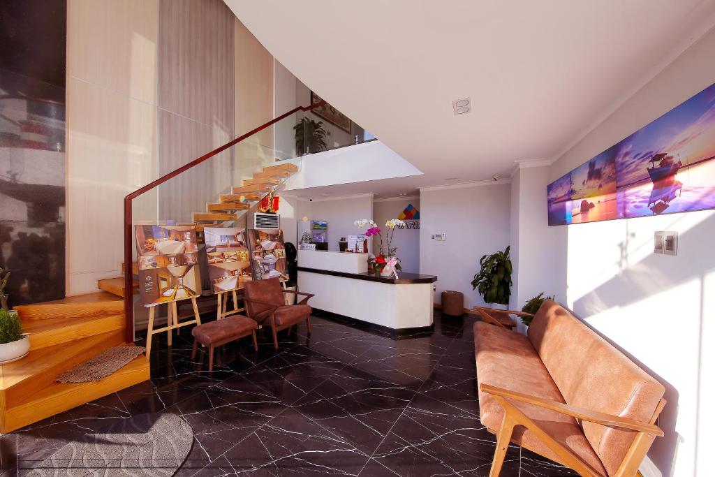 富国瓦里亚酒店的大厅,设有椅子和楼梯,位于大楼内