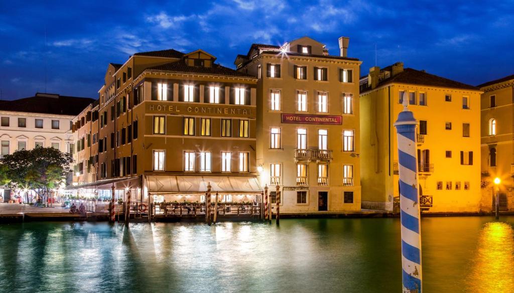 威尼斯CHC洲际BW精选酒店的一群靠近水体的建筑物