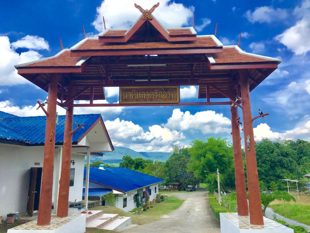 Ban Khok Sawang (2)นาหินลาดรีสอร์ท Nahinlad Resort的大楼前的大型木拱