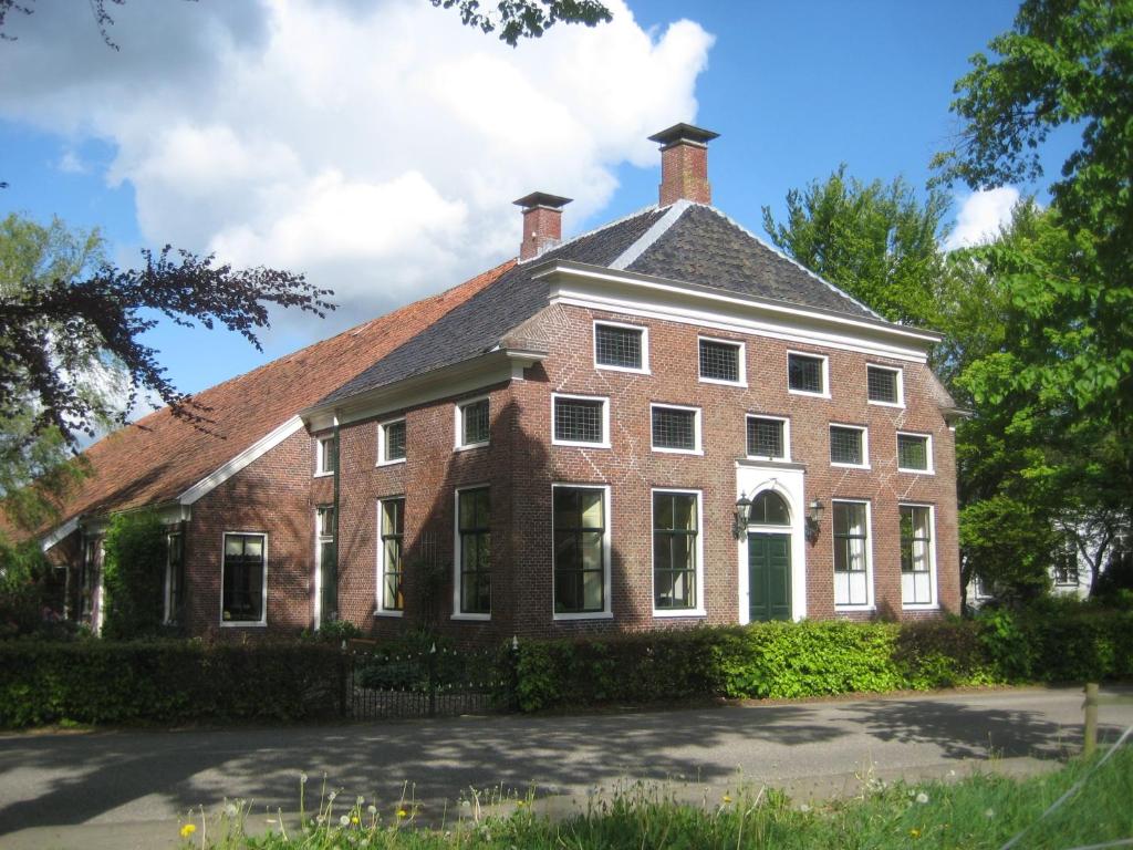 Zuidbroek尤特伯伦住宿加早餐旅馆的一座带屋顶的旧砖砌建筑