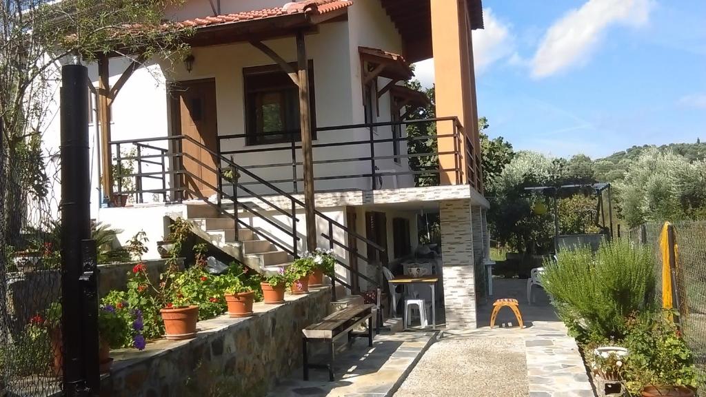 库佛斯港Porto Κoufo Halkidiki的一座带楼梯和盆栽的房屋