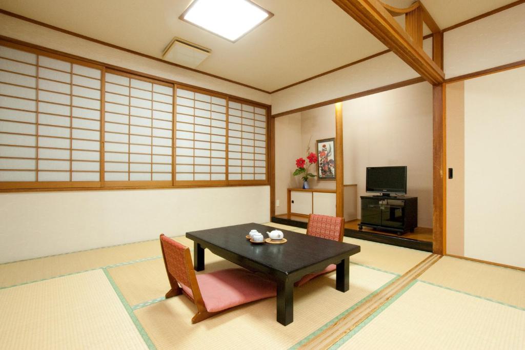 那霸冲绳酒店的配有桌椅和电视的客房