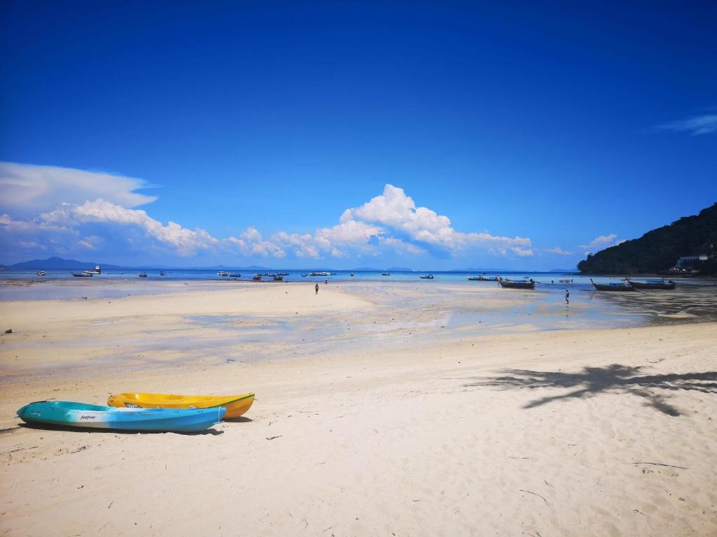 皮皮岛皮皮巴高湾度假酒店的海滩上的两艘皮艇,背靠大海